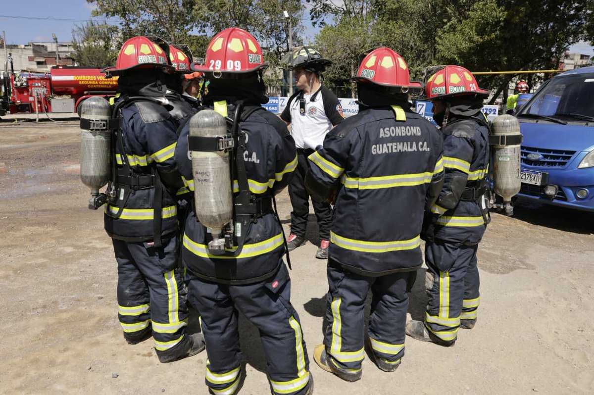 #SimulacroNacional2026 | Como parte de las acciones preventivas en el marco del Simulacro Nacional, los Bomberos Voluntarios y Municipales, realizaron en los campos del Trébol una demostración de cómo los cuerpos de socorro actúan ante emergencias como incendios.

✍ <a href="/hsimiloxDCA/">Herbeth Similox DCA</a>