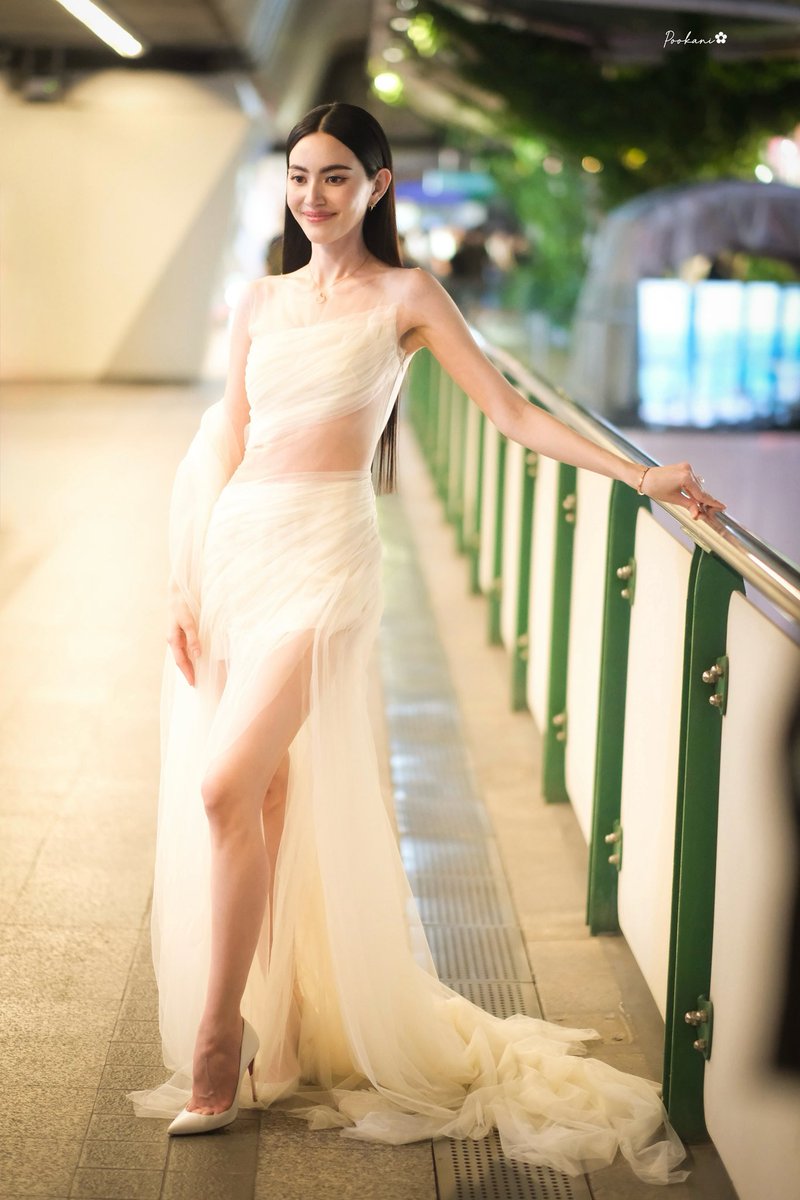 pookanihide's tweet photo. จั๋นภูมิใจในตัวตะเองนะ #davikah 
@DavikaH 
เด็กที่โหย่งส้นเข็มกับแบกหางปลา เดินมาจาก ห้างนึงมาอีกห้างนึง เพราะอยาก ถ่ายรูปรวมกับแฟนคลับ ที่ป้าย #cucci ที่มีรูป เบ่อเริ่มของตัวเอง 🤣 เอ็นดูมาก https://t.co/CKMnIcKrHK