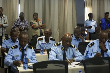 Ikiriho's tweet image. 🇧🇮🇨🇩 👮‍♂️Sécurité transfrontalière : Le #Burundi et la #RDC passent à l’offensive

🔴Le Burundi et la RDC resserrent leur coopération policière pour contrer les menaces transfrontalières.

« Stop à la porosité ! » Depuis ce 24 février 2026, le Burundi et la #RDCongo unissent leurs