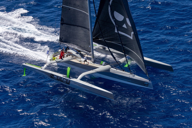 UltimBoat's tweet image. #Ultime #MOD70 #RORCCaribbean600 
Chgt de leader sur la C 600, le dévent de la Soufrière a joué des tours au leader Argo. Zoulou en s'éloignant de la côte a retrouvé du vent plus rapidement . Au passage des Saintes, Zoulou possède 3 mn d'avance sur Argo. Reste 200 mn