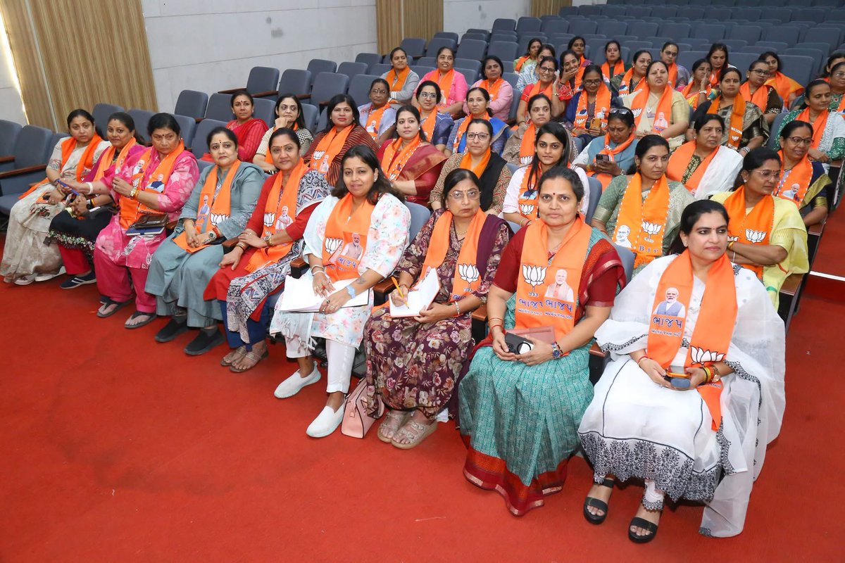 સંગઠન એ જ શક્તિ છે

​આજરોજ સુરત મહાનગર કાર્યાલય ખાતે ભાજપના કર્મઠ હોદ્દેદારો અને જનસેવા માટે સમર્પિત કાર્યકર્તાઓ સાથે બેઠક યોજી, પક્ષની વિચારધારાને જન-જન સુધી પહોંચાડવા અને સંગઠનાત્મક વિષયો પર સવિસ્તાર માર્ગદર્શન આપ્યું.