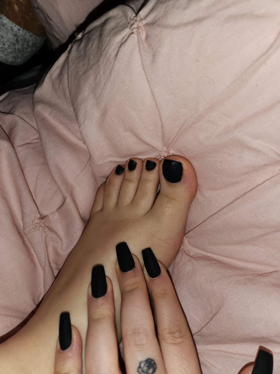 xmandyfoxxx's tweet photo. Like &amp; repost if your a foot lover for a cheeky surprise in your inbox 😜 https://t.co/yOONXqlAO5