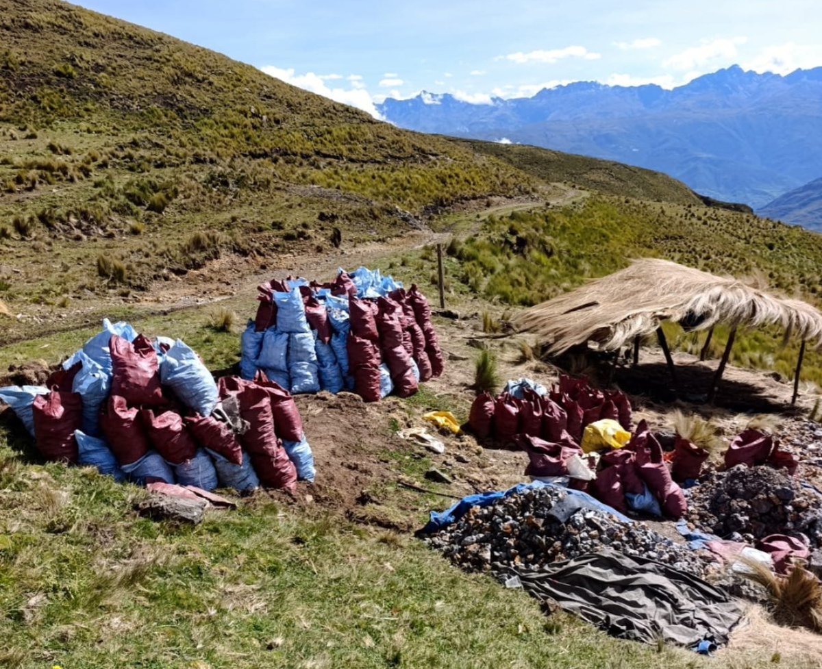SumandoVocesBo's tweet photo. Lugareños vinculados a la minería ilegal emboscan a una comisión interinstitucional que llegó a Morochata, en el Parque Nacional Tunari, a verificar operaciones ilícitas.
https://t.co/6VrtGKd1ml
#MineríaIlegal #Cochabmaba #Sernap #ParqueNacionalTunari https://t.co/zAXPhSDqJo