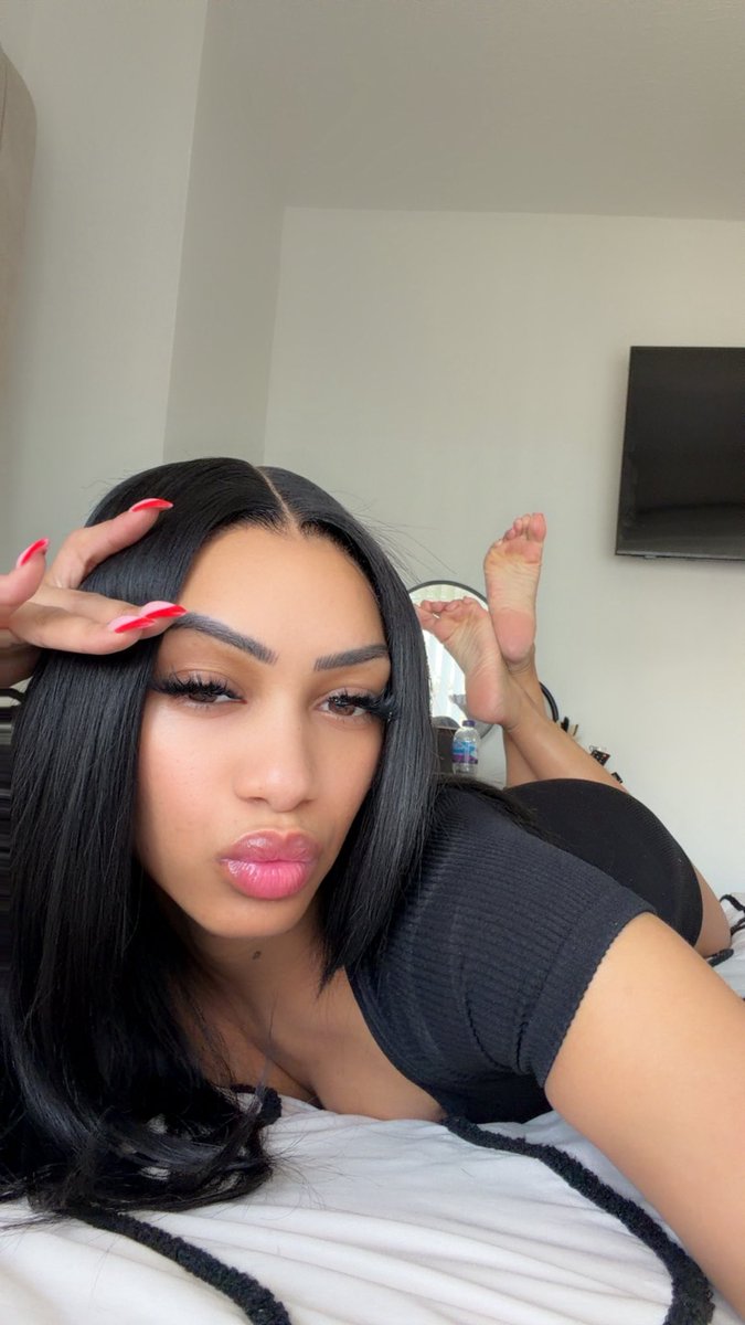 prettyfeetgurl_ tweet picture