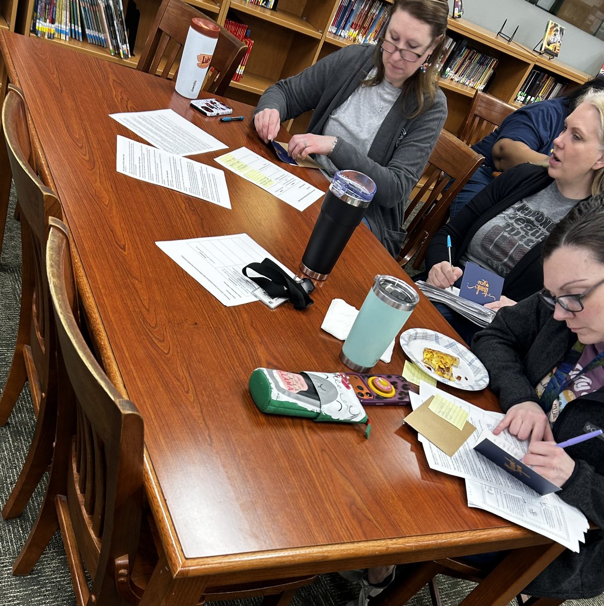 sweat_nancy's tweet photo. The leaders at South View Upper ES are on a journey to grow team effectiveness, performance, &amp; engagement. Our steps have been steeped in emotional intelligence &amp; the role it plays in teaching &amp; leading, so we look for evidence of EQ to acknowledge &amp; celebrate. #SAME #AADULLC https://t.co/6CLT9DmLmY