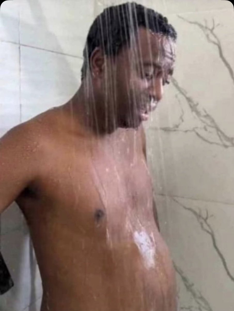 Simi don enter USA twitter as a Registered Pedo 😹

If na Kunle now she go don separate from am as Danger then start to think about how to divorce am to save her career and children. 
Men Dey really suffer for this yeye life