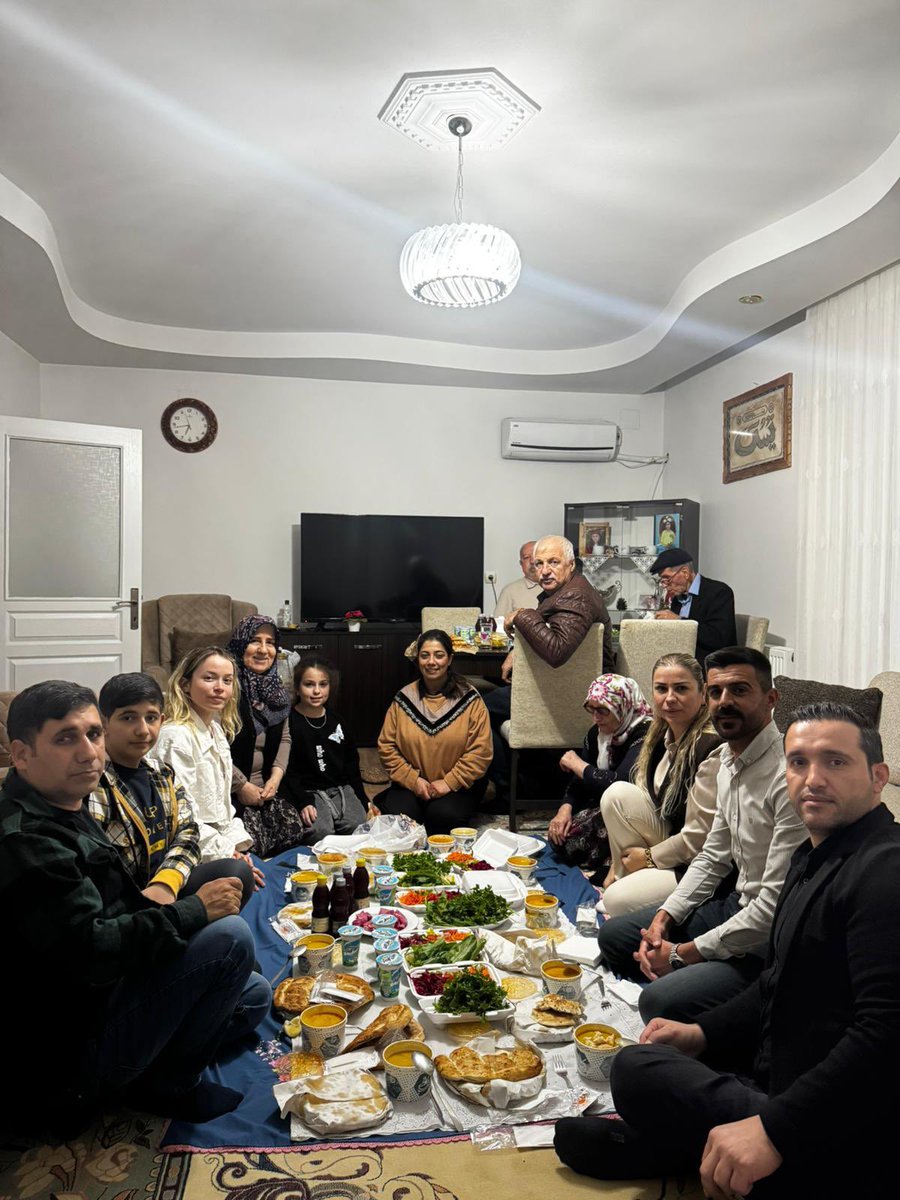 akyenisehirilce's tweet photo. 📍 Barbaros Mahallesi

🔻 İftar Sofrası

İlçe Başkan Yardımcılarımız Sn. Talip Yılmaz ve Sn. Alper Tunga Akgün, İlçe Yönetim Kurulu Üyemiz Sn. Ümit İzgi, İlçe Kadın Kolları Başkan Yardımcılarımız Sn. Fatma Kutlu , İlçe Gençlik Kolları Başkan Yardımcımız Sn. Murat Tahmaz ve Barbaros Mahalle Başkanımız Sn. Elif Kahramanoğlu ile birlikte iftar sofrasında bir araya geldik.

Ramazan’ın bereketini ve paylaşmanın güzelliğini Barbaros Mahallemizde hep birlikte yaşadık. Birlik ve beraberliğimizi pekiştiren, gönüllerimizi birleştiren bu anlamlı buluşmada aynı sofrayı paylaşmanın mutluluğunu yaşadık. Nice hayırlı iftar sofralarında bir araya gelmeyi temenni ediyoruz.