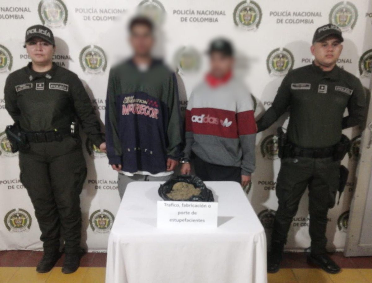 Policiantioquia's tweet photo. #Liborina | Nuestros uniformados capturaron a dos ciudadanos por el delito de tráfico, fabricación o porte de estupefacientes. En el procedimiento fueron incautados aproximadamente 407 gramos de marihuana. Los capturados fueron dejados a disposición de la Fiscalía. #JuntosPorAntioquia