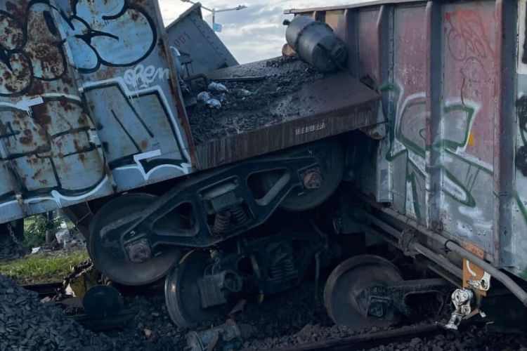 elcomercioline's tweet photo. Choque de tren en San Fernando: tolvas con piedras sin freno recorrieron kilómetros y chocaron en Victoria https://t.co/PGXdGDo2lV a través de @elcomercioline https://t.co/3COSikYefn