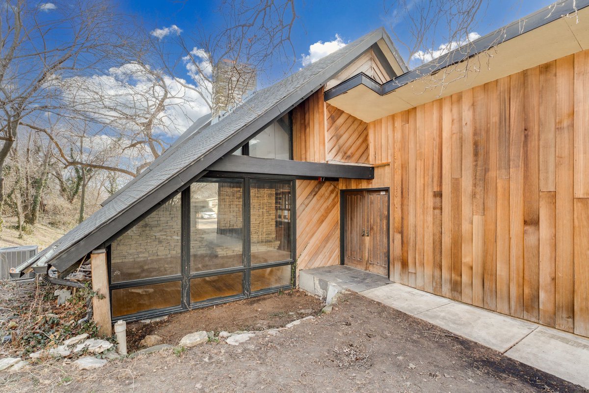 Zillow Gone Wild 🏡 tweet media