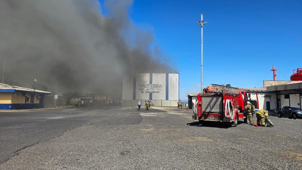 INCENDIO EN NAUTERRA, LA UNIÓN, CONTROLADO POR BOMBEROS

Equipos de <a href="/BomberosSV/">Bomberos El Salvador 🧑‍🚒🚒🇸🇻</a> han logrado controlar el incendio que se produjo en las instalaciones de la empresa Nauterra, ubicadas en el Puerto de CORSAIN. 

El personal presente en el lugar fue evacuado de manera segura y no se
