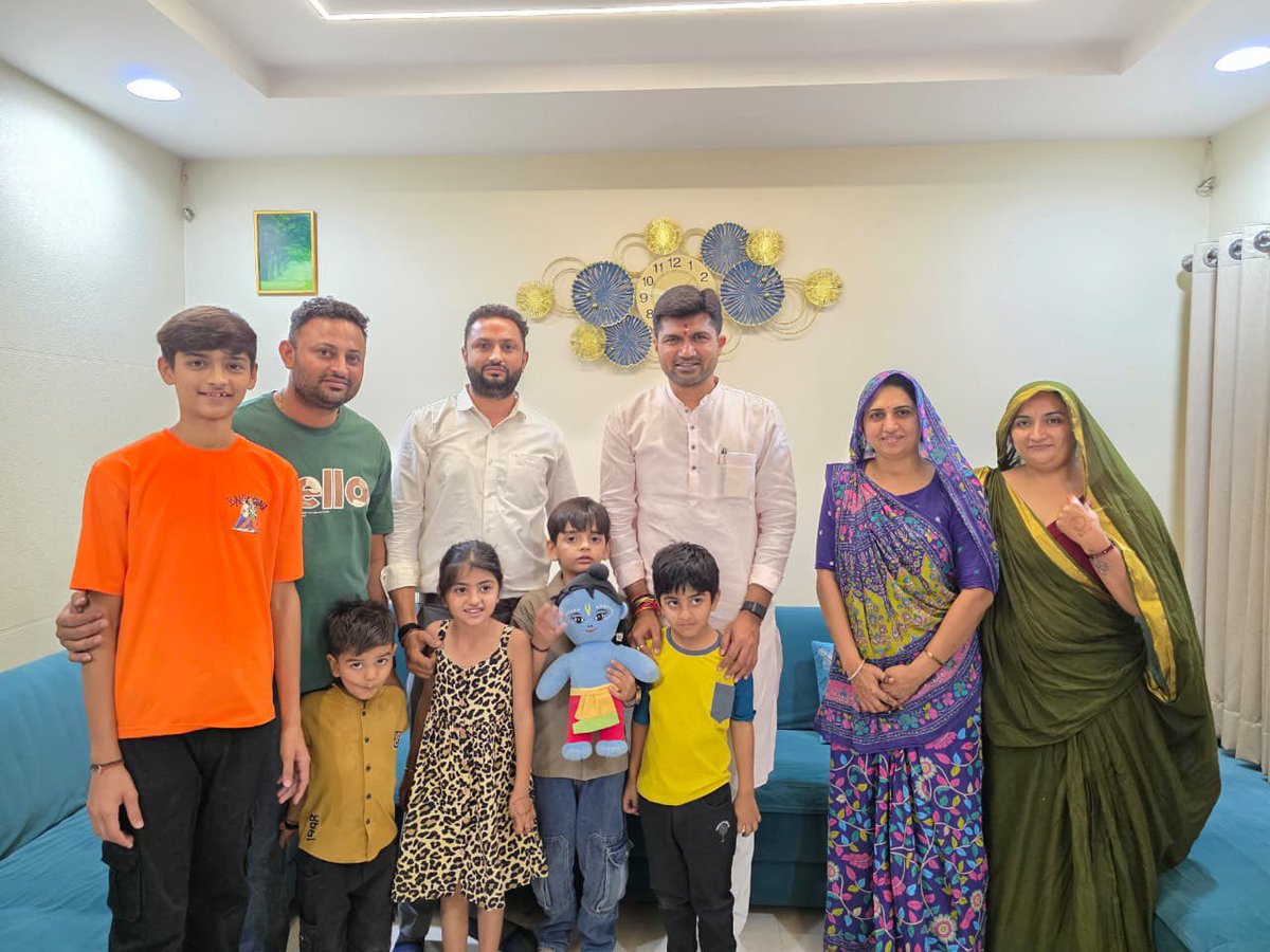 આજરોજ સુરત મહાનગર પ્રવાસ દરમિયાન વોર્ડ નં- ૨૩ સોશિયલ મીડિયા ઇન્ચાર્જશ્રી વિશાલભાઈ રબારી ના નિવાસસ્થાને સરૂચિ ભોજન ગ્રહણ કર્યું.

​વિશાલભાઈ અને તેમના પરિવાર દ્વારા મળેલા અદભૂત આતિથ્ય, ઉષ્માભર્યા આવકાર અને સ્નેહ બદલ તેમનો હૃદયપૂર્વક આભાર વ્યક્ત કરું છું.