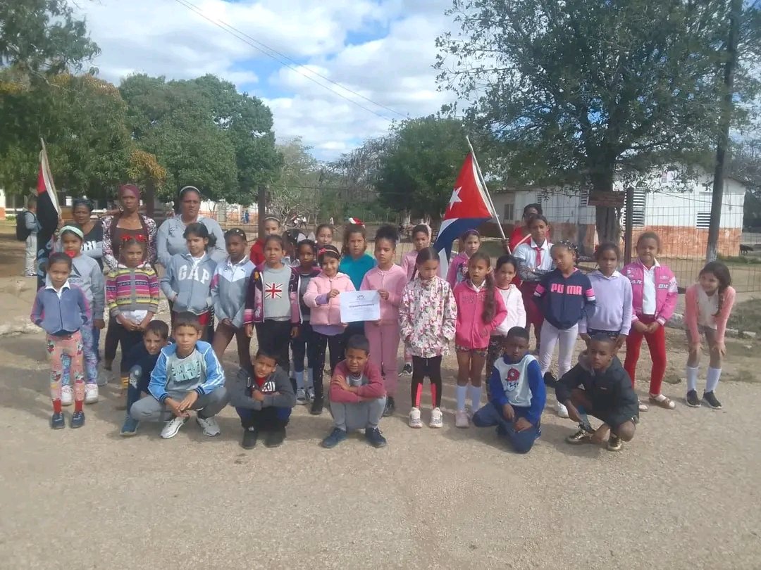 DME1roEnero's tweet photo. Se realiza asalto al Consultorio Médico con extensión de los servicios de nuestro poblado Pedro Ballester por estudiantes de la institución educativa César Escalante del municipio #1roDeEneroDeVictorias recordando el reinicio de la lucha por la independencia de Cuba #CubaSoberana https://t.co/WIiVMDhRVg