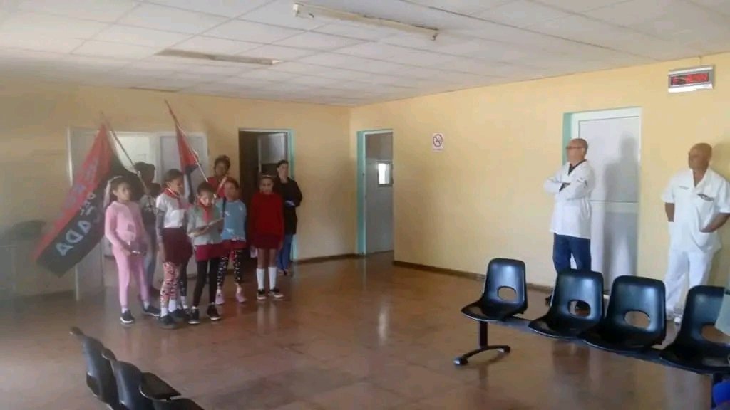 DME1roEnero's tweet photo. Se realiza asalto al Consultorio Médico con extensión de los servicios de nuestro poblado Pedro Ballester por estudiantes de la institución educativa César Escalante del municipio #1roDeEneroDeVictorias recordando el reinicio de la lucha por la independencia de Cuba #CubaSoberana https://t.co/WIiVMDhRVg