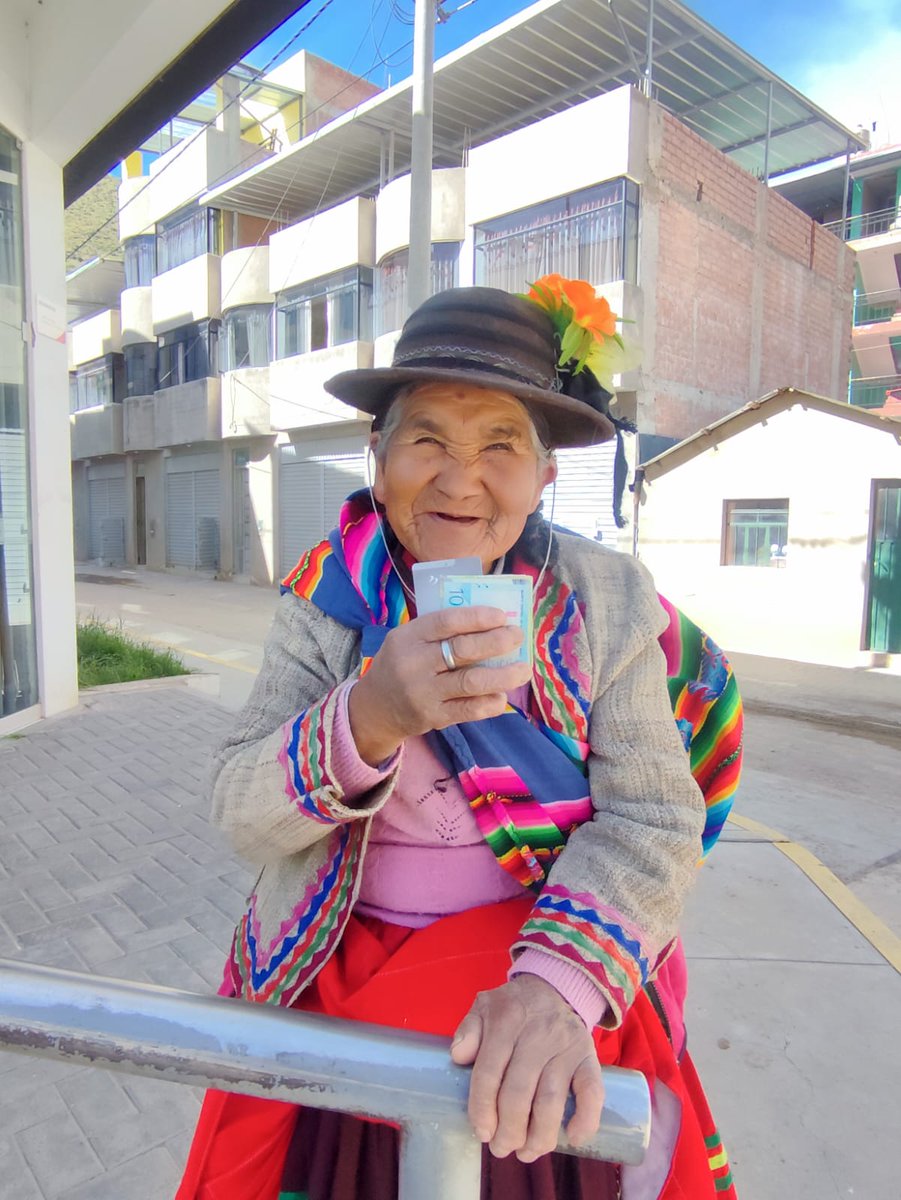 MIDIS_Pension65's tweet photo. 👵🏼💳🧓🏼 En #Moquegua, más del 91 % de usuarios de #Pensión65 ya cobra su subvención con tarjeta de débito del Banco de la Nación, facilitando un pago más rápido y cercano.
También se llega a zonas alejadas con carritos pagadores.
▶ Nota de prensa: https://t.co/phs0IgtIaD https://t.co/uWtJRKSirY