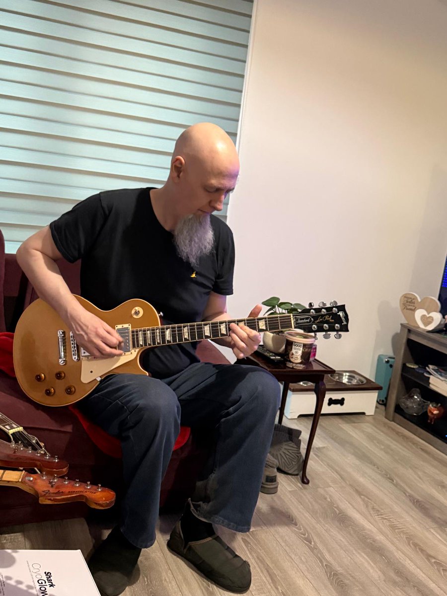 AlMurdoc's tweet photo. Had the pleasure of setting this up and putting it through its paces .  The best Gibson LP I've played, and I've tried a few. #Gibson #Guitar https://t.co/S8gYMSyaOk