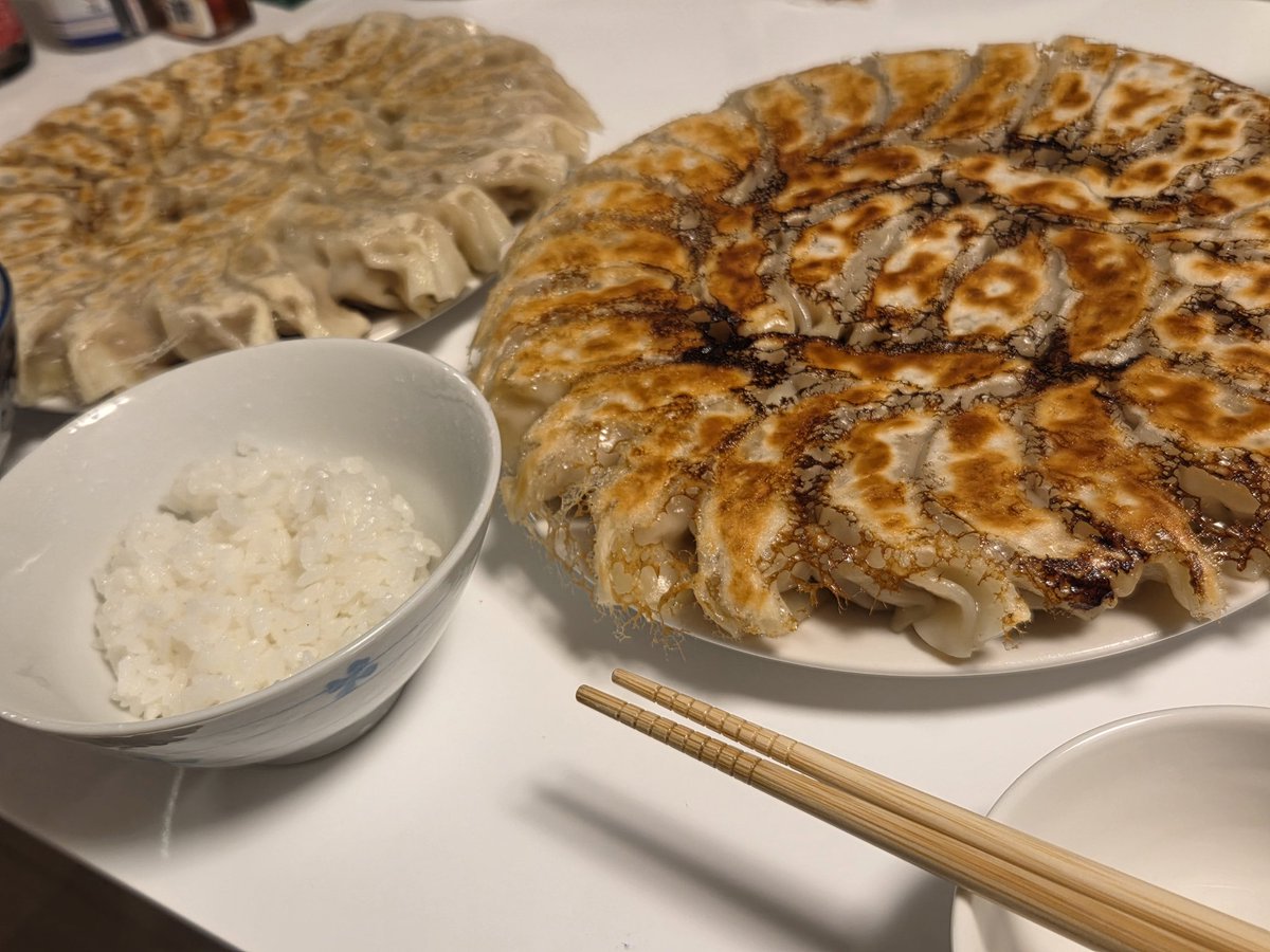 yuusya_chibi's tweet photo. 餃子ぱーちー(昨日) https://t.co/SMk2pnn9xF