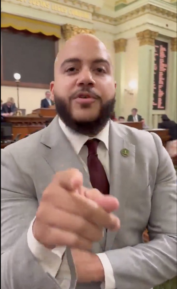 Chad_Boogie's tweet image. Is he seriously pointing a finger about the suppression of Black American history? #smh🤦🏾‍♂️🤦🏾‍♂️🤦🏾‍♂️🤦🏾‍♂️

When standing squarely in a moment of Black history, @ib2_real chose sabotage.

However, his defense of @GavinNewsom does make perfect sense. #AllSoldOut

✊🏾💪🏾🇺🇸