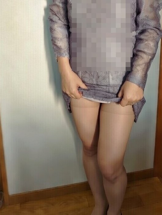 yukisan_oki's tweet photo. コートの下にこんなドレスをきて、ある集まりにいきました。参加した人たちから見られたり触られた挙句、生中だしでまわされました。 https://t.co/4f7hCFD9aI