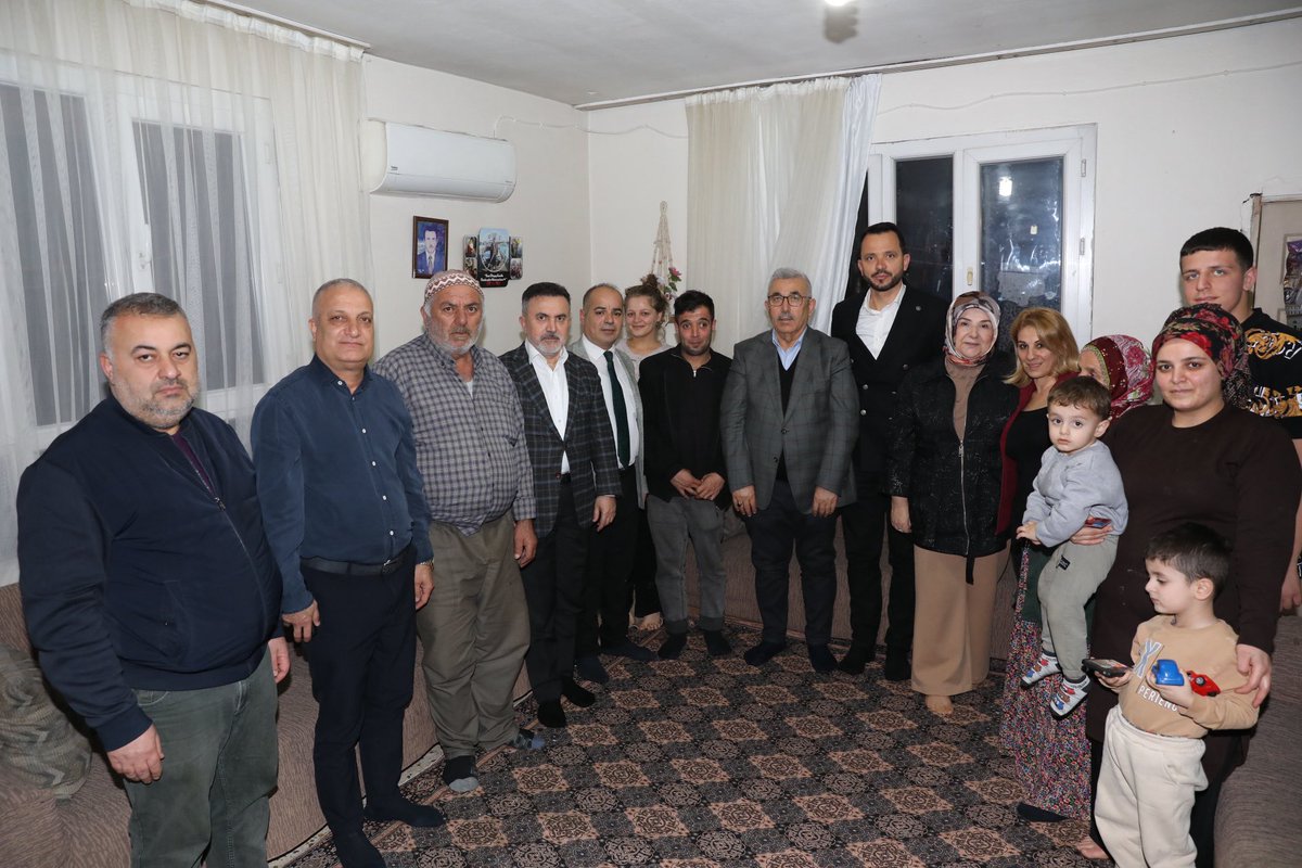 📍Seyhan 

Bu akşam Ramazan’ın bereketini Herdem Ataman abimizin hanesinde paylaştık.

Aynı sofrada buluşmanın, aynı duaya el açmanın, aynı ekmeği paylaşmanın bereketini hep birlikte yaşadık. Ramazan; gönüllerin yumuşadığı, kırgınlıkların unutulduğu, kardeşliğin daha da pekiştiği