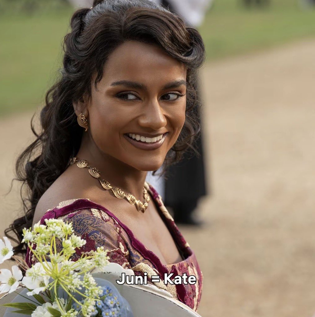 sunriizedrama's tweet image. creo que ambas fotos son nuevas…. no recuerdo haber visto a eloise con ese vestido nunca👀🧐