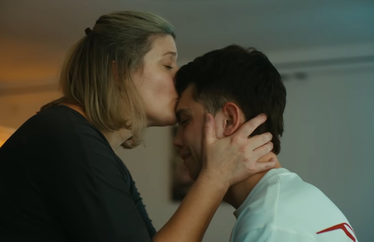 The warm orange radiating from his mom’s side as the cold blue at Lovro’s slowly drains away
When Jelena Gavrilović lets one tone eclipse the other in a single frame, it’s not just pretty lighting anyone could do
It takes a thoughtful director to make it MEAN something !!
#sramhr