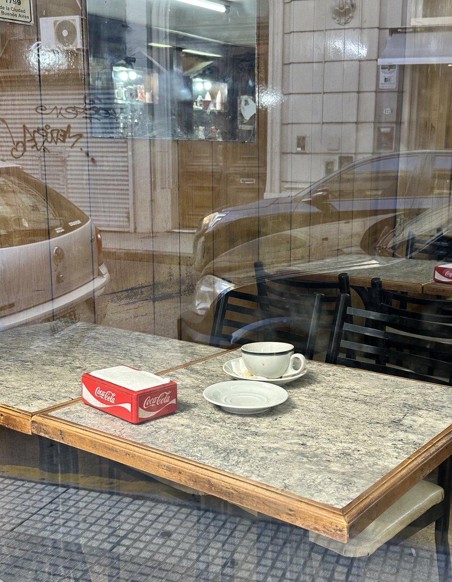 B-SIDE TOUR OF DOWNTOWN BUENOS AIRES - group walking tour for locals + tourists. 

Hidden gems, quirky architecture, specialist record + bookstores, old school bakeries + ice-cream parlours. 

THIS FRIDAY 27/2 from 4-8pm.

email info@cremedelacremeba.com