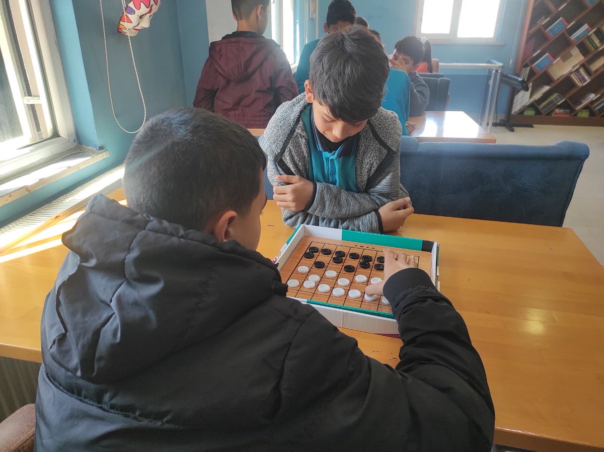 GSB_CeritGM's tweet photo. Kışın sıcak adresi Çağlayancerit Gençlik Merkezimiz olmaya devam ediyor. Soğuk havaya rağmen merkezimize gelen gençlerimiz etkinliklerle hem ısınıyor hem doyasıya eğleniyor. 

#ÇağlayanceritGençlikMerkezi
#GSBGM https://t.co/kRZMiajvGq