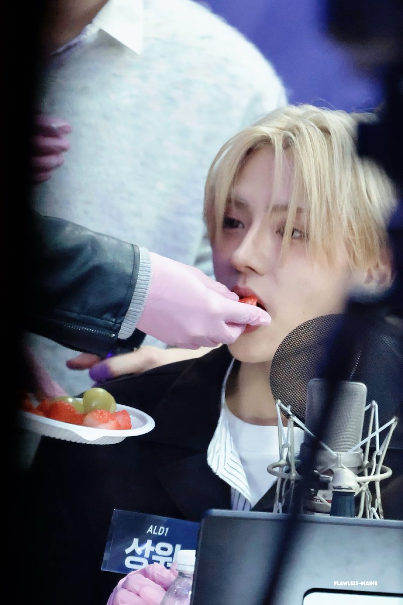 Anxin feeding his baby 🚬 🚬