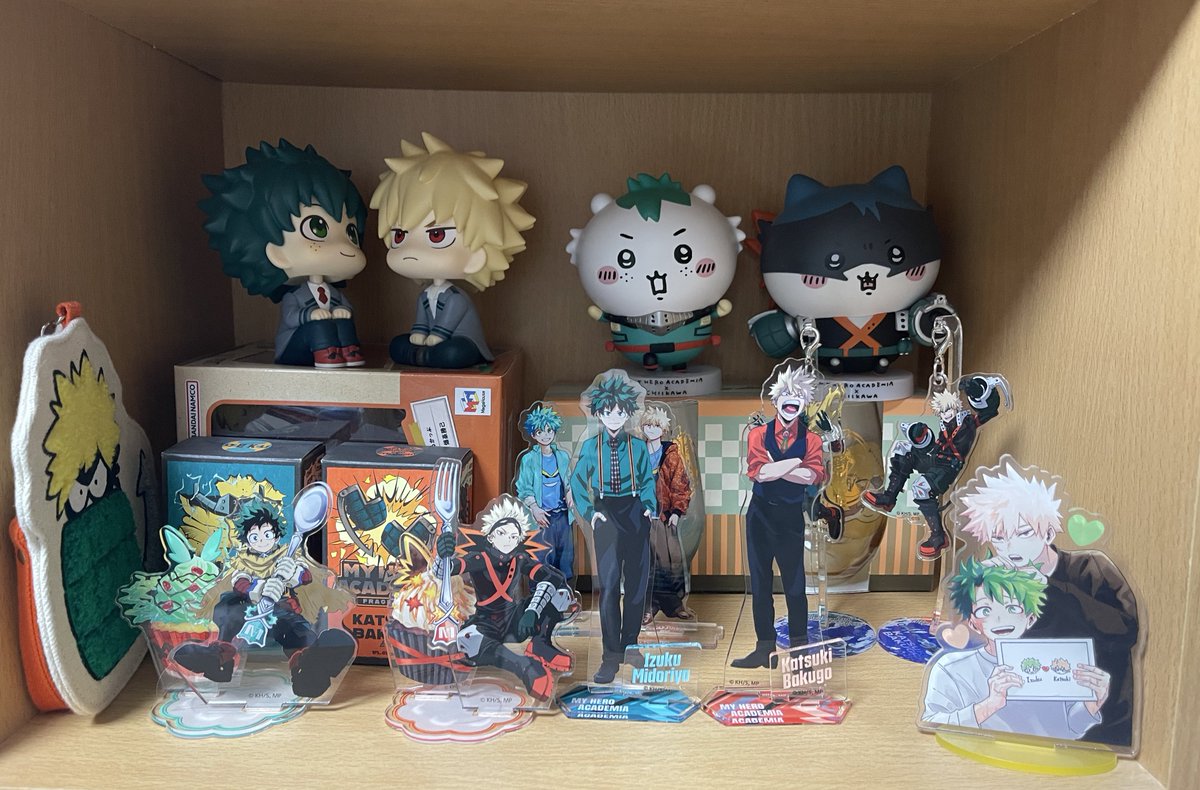 アクスタとフィギュアが増えきたから 全部は飾れてないけど 出勝