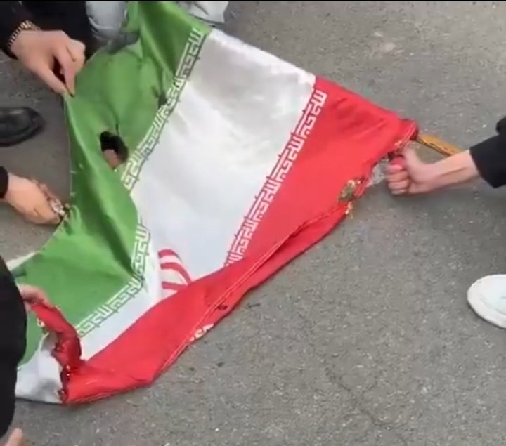می‌گه آزادی،
ولی فقط برای خودش.
می‌گه وطن،
ولی فقط برای همفکراش.
این وطن‌پرستی نیست؛
تمرین دیکتاتوریه.
#وحوش_پهلوی
#سلطنت_سیاه