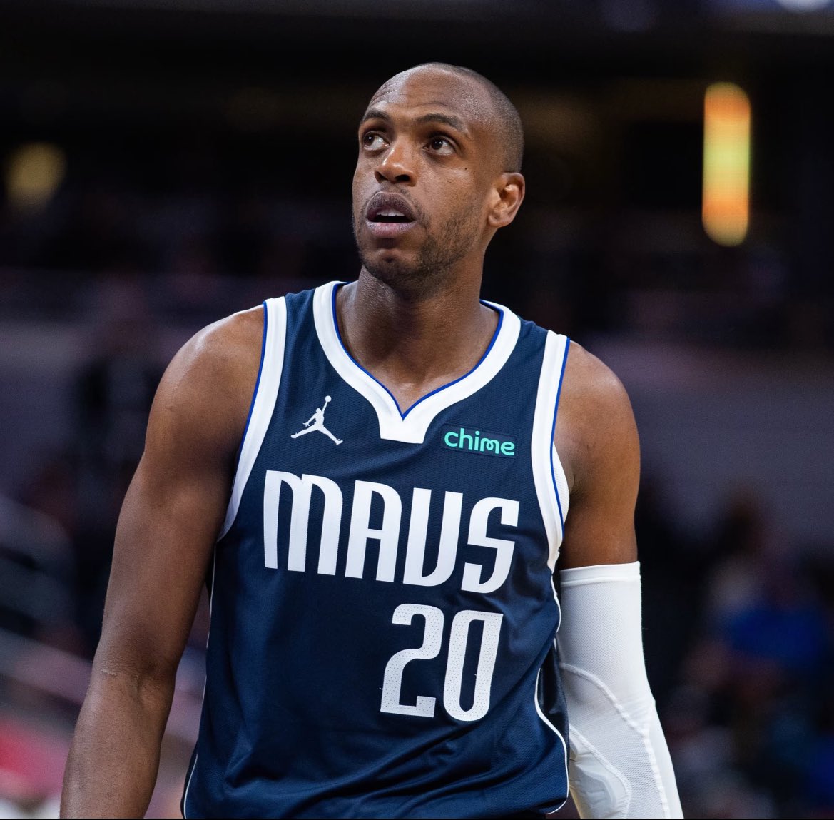pisounalinha's tweet photo. CABE NO SEU TIME? 🚨

Marc Stein informou que o Dallas Mavericks vai deixar Khris Middleton decidir se segue ou deixa a franquia até o dia 01/03, data limite para que jogadores sejam contratados para atuar na pós-temporada.

Hoje tem Mavericks x Nets, com ele e Michael Porter Jr como protagonistas.