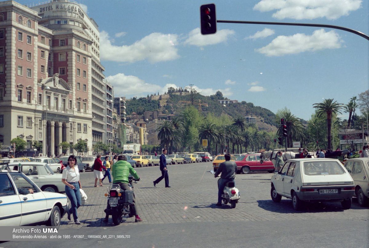 Imágenes "ochenteras", Banco Zaragozano, Vespinos y taxis con la banda azul horizontal.
Málaga
Abril 1985
Archivo fotográfico UMA