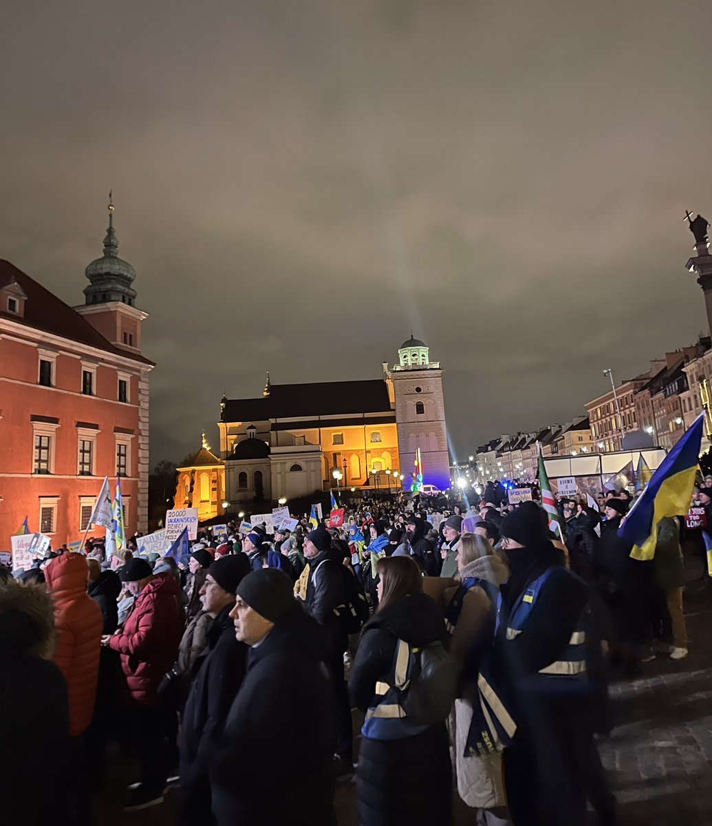 У Варшаві триває акція солідарності з Україною. Сотні людей збираються, щоб висловити протест проти російської агресії, яка триває з 2014 року, та проти повномасштабного вторгнення, розпочатого чотири роки тому.
