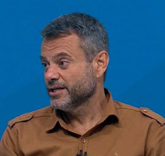 golsdobrasil1's tweet photo. Eric Faria questiona a razão dos gigantes argentinos não terem interesse em técnicos brasileiros:

“Você não vê o River Plate pensar no Renato Gaúcho, por exemplo.”

“Por que não, né? Assim, um técnico que foi quarto colocado na Copa do Mundo de Clubes, fazendo um trabalho elogiado por todo mundo, valorizado no cenário internacional... O River Plate é um time gigante na América do Sul. Por que? Por que será que a gente não consegue despertar esse interesse nos clubes argentinos, por exemplo — basicamente River e Boca — em vir buscar um treinador brasileiro, né?”

📸 Reprodução/@sportv | Liamara Polli/Agif/Gazeta Press