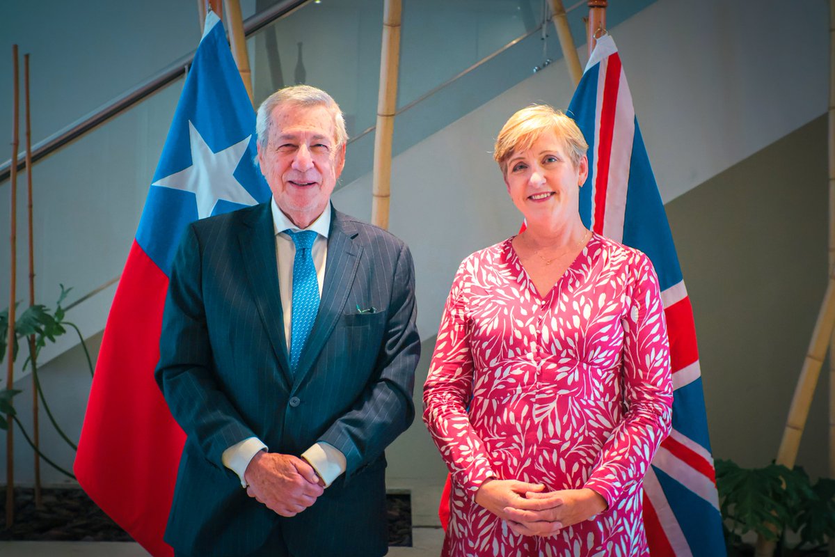 Minrel_Chile's tweet photo. El canciller Alberto van Klaveren sostuvo un encuentro con la embajadora del Reino Unido en Chile, Louise de Sousa, quien finaliza su misión en el país. El ministro destacó su labor y su contribución a la consolidación del Reino Unido como socio estratégico de Chile. 🇨🇱🤝🇬🇧 https://t.co/7qkdMvo7Ra