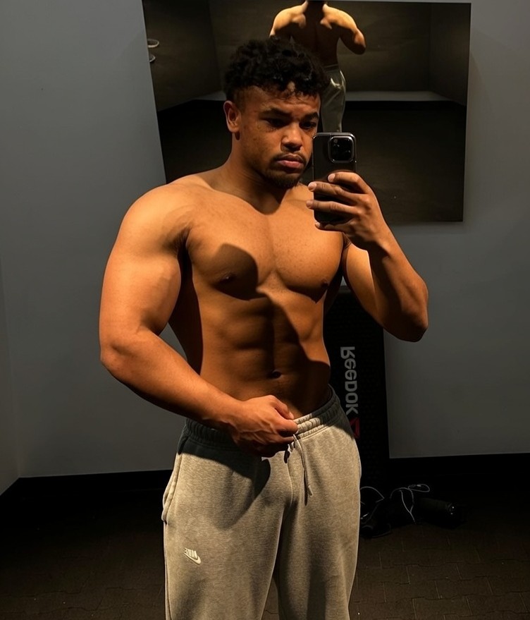 germanmuscleboy's tweet photo. Mirror check: still undefeated.😏
Built to break wills and hearts. 💪😈

#germanmuscle #muscleworship #physiqueworship #thirsttrap #gymrat #shredded #abs #blackmuscle #fitboy #dom #alphamale #bodybuilding #fitnessmotivation #gains https://t.co/chQLIEuzTf