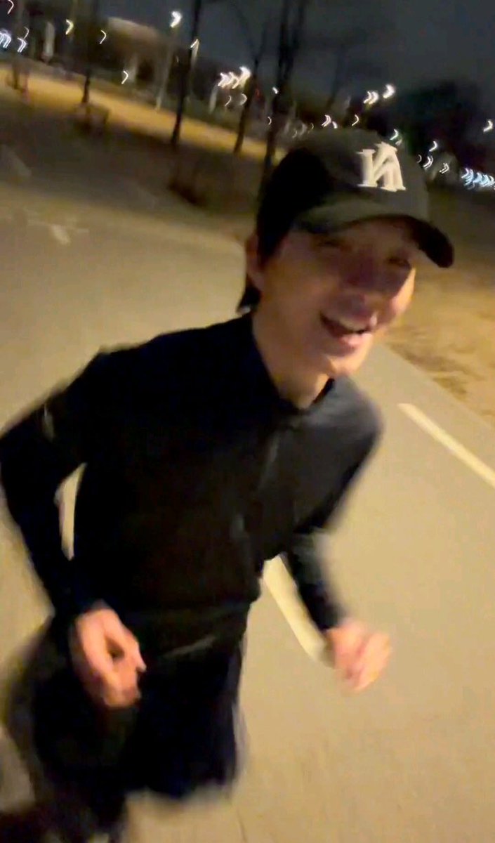boynextdoorina's tweet photo. [WEVERSE] 260225 — #WOONHAK

🚪: [foto ohyul lngshot & woonhak jogging bareng]

🧸: wkwkwkwkwkwkwk seru deh
🧸: aku yang ngajak buat direkam terus diupload

#BOYNEXTDOOR #보이넥스트도어