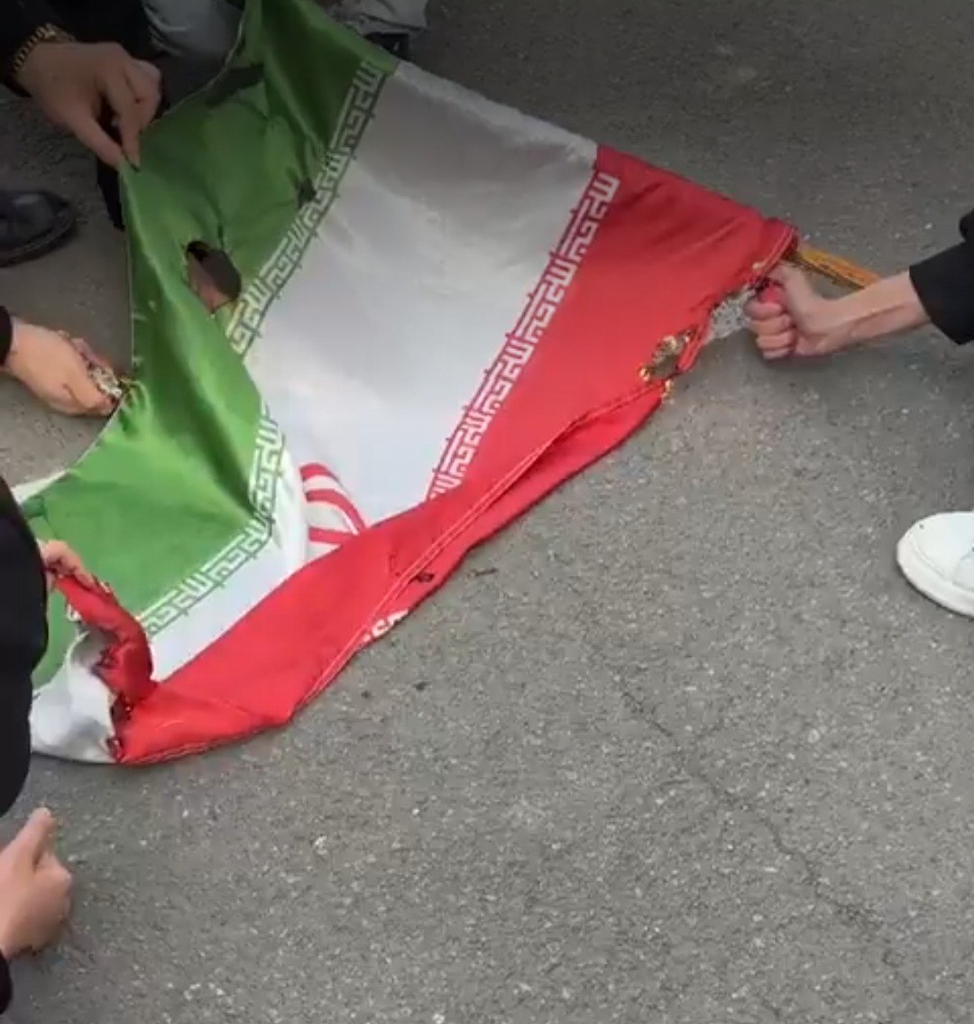 کسانی که پرچم می‌سوزانند، پیاده‌نظامِ همان ناوی هستند که در دریای عمان لنگر انداخته. فرقی بین فندکِ آن دانشجونما و دکمه‌ی شلیکِ آن ناخدا نیست، هر دو قلب ایران را هدف گرفتند
#سلطنت_سیاه 
#وحوش_پهلوی