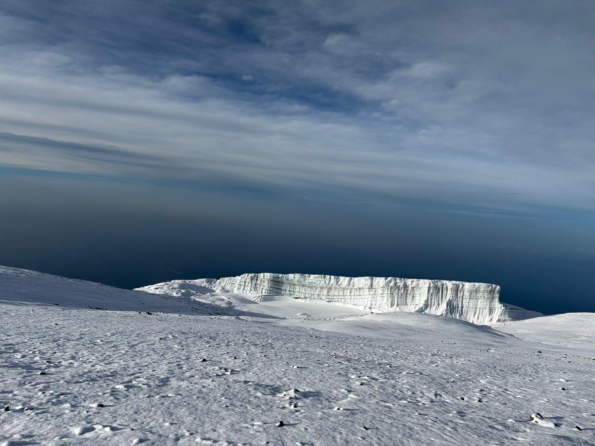 BerrezuetaEdgar's tweet photo. 🆕#GeoConocimiento
@IGME1849 
Ascenso al Uhuru Peak (5.895 m) en Tanzania, #Kilimanjaro 🏔️. Sobre el edificio del Kibo, frente a su cráter y los glaciares residuales; al fondo, el volcán Mawenzi.
Expresión directa del Rift de África Oriental. 🌋❄️🌋❄️ https://t.co/lmLMj3DeQj