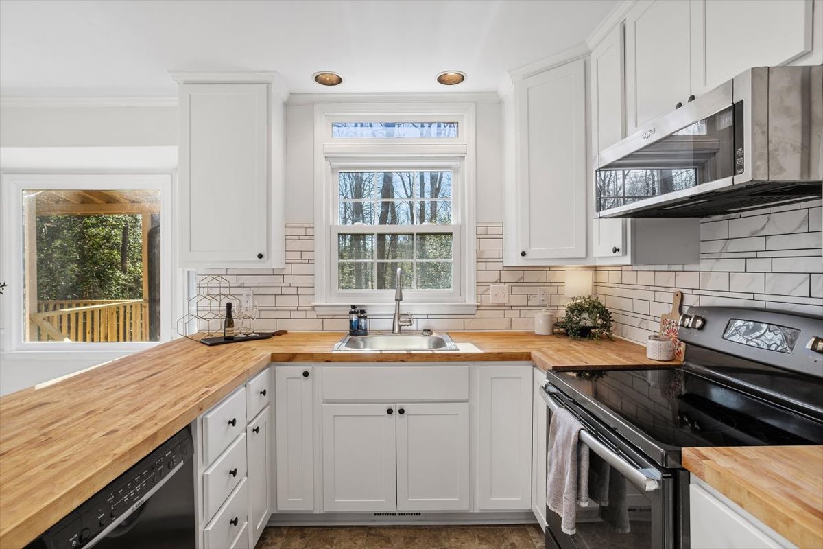 EmmeRealtor's tweet photo. This single-family home is a rare find. It sits on almost an acre in Holly Springs and is priced under $400K. The thoughtful design choices throughout make this home both updated and inviting. Find More Info at 
https://t.co/NC3g7Gptdb https://t.co/d3xjwUXodV