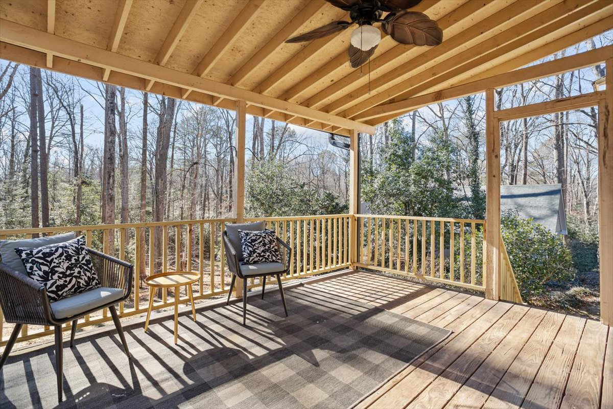 EmmeRealtor's tweet photo. This single-family home is a rare find. It sits on almost an acre in Holly Springs and is priced under $400K. The thoughtful design choices throughout make this home both updated and inviting. Find More Info at 
https://t.co/NC3g7Gptdb https://t.co/d3xjwUXodV