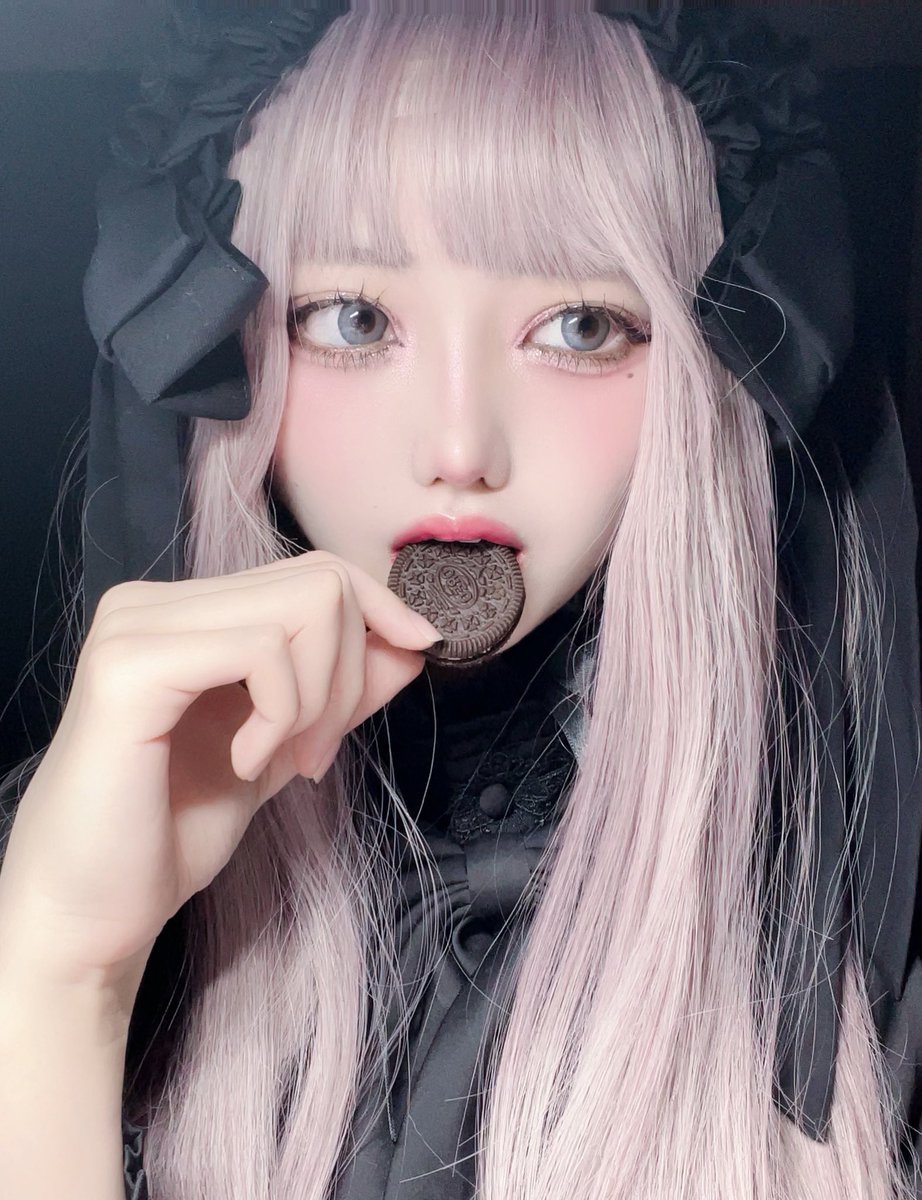 usami__13's tweet photo. 創作コスプレ Cosplay ピンク髪ドール🎀🖤
「知ってる?このスイーツとっても美味しいの」
#創作コスプレ #cosplay #ドールメイク #dollmake #lolita #ロリータ #ゴスロリ https://t.co/DW8swWUZ2f
