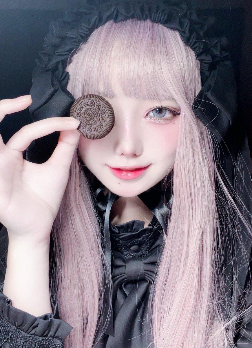usami__13's tweet photo. 創作コスプレ Cosplay ピンク髪ドール🎀🖤
「知ってる?このスイーツとっても美味しいの」
#創作コスプレ #cosplay #ドールメイク #dollmake #lolita #ロリータ #ゴスロリ https://t.co/DW8swWUZ2f