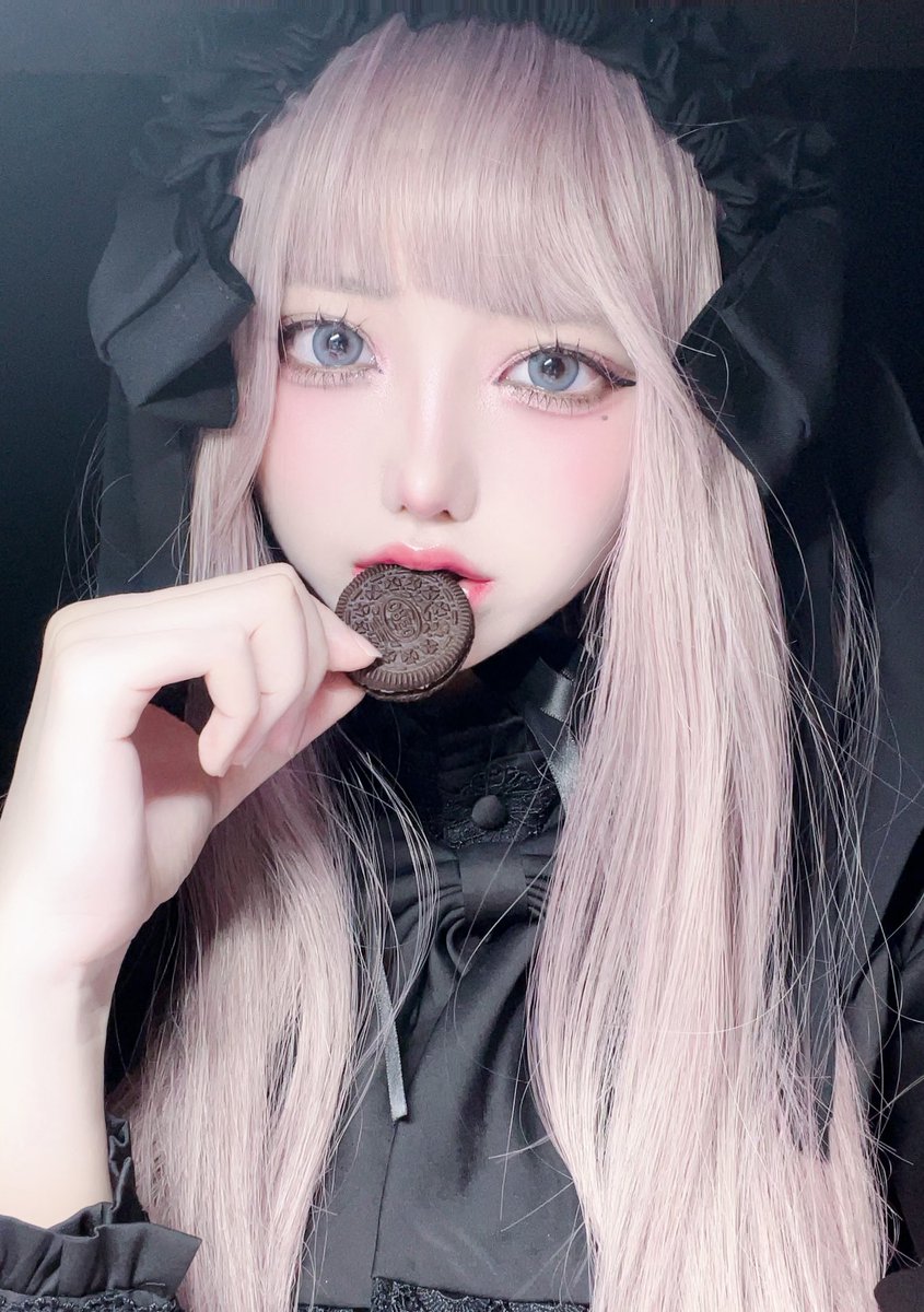 usami__13's tweet photo. 創作コスプレ Cosplay ピンク髪ドール🎀🖤
「知ってる?このスイーツとっても美味しいの」
#創作コスプレ #cosplay #ドールメイク #dollmake #lolita #ロリータ #ゴスロリ https://t.co/DW8swWUZ2f