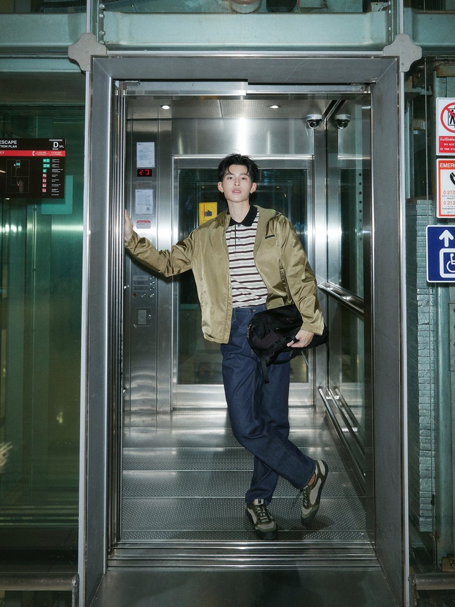#TravelInstyle อีกหนึ่งแขกคนสำคัญของ Prada ปอนด์ ณราวิชญ์ (<a href="/ppnaravit/">ppnaravit</a>) เตรียมตัวบินจากกรุงเทพฯ สู่มิลานเพื่อไปร่วมชมโชว์คอลเลกชั่น Fall/Winter 2026  ที่กำลังจะเกิดขึ้นในวันที่ 26 กุมภาพันธ์นี้ เวลา 20.00 น. (ตามเวลาประเทศไทย)

#LOfficielThailand
#Prada
#ppnaravit
#pondnaravit