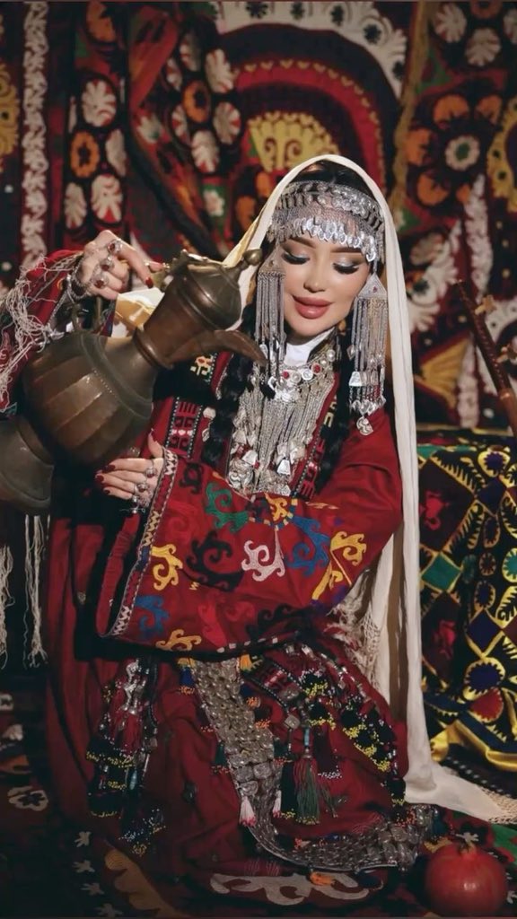 ExplorerMoment's tweet photo. Traditional Tajikistan clothing and jewelry https://t.co/7Z6JREs5wt