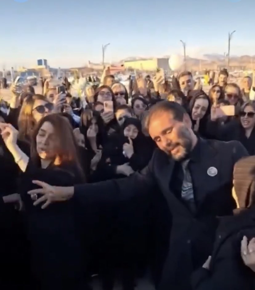 «خیلی حرف‌ها دارم که به تو بگویم. ولی زبانم یاری نمی‌کند. پس برایت خواهم رقصید»

- نيكوس كازانتزاکیس

در “باغ سنگی” خطاب به خودش نوشته بود:

«دل من صبر داشته باش!
این جا شرق است.

اگر می‌توانی بکوش تا بیابی چگونه صدف‌های شرقی، محرومیت خود را به مرواریدی درشت تبدیل می‌کنند»/۱