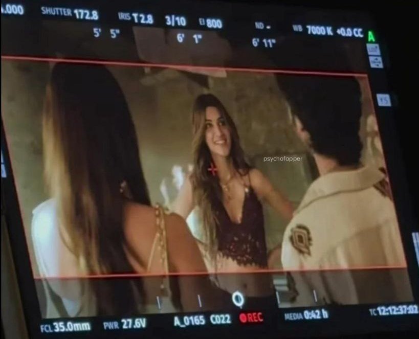 Psycho_07h's tweet photo. Kriti Sanon's leaked shot of Cocktail-2 https://t.co/978G35Qy4N