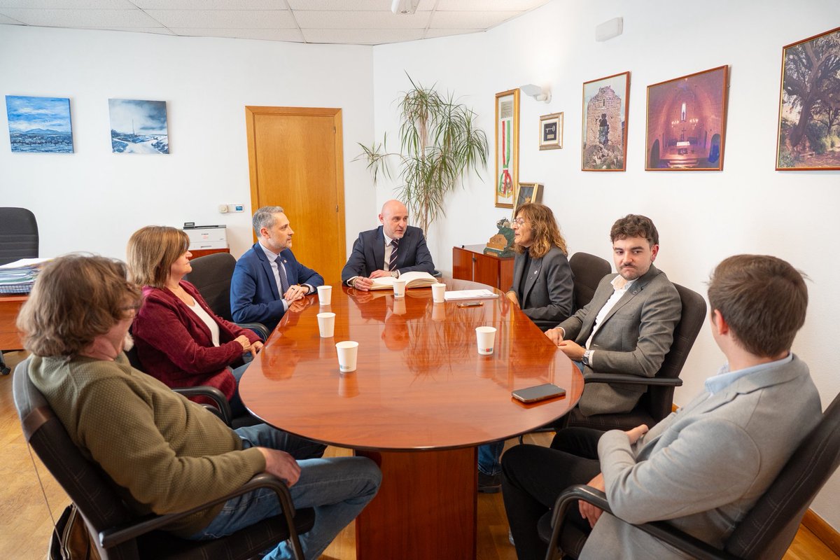Per sobre dels colors polítics, diàleg i feina compartida entre administracions per millorar el dia a dia de la gent.

Avui he estat a Figueres i Vilafant, on m’he reunit amb l’alcalde <a href="/jordimasquef/">Jordi Masquef Creus</a> i l’alcaldessa <a href="/montsedelallave/">Montse De La Llave</a> per escoltar de primera mà les necessitats i els